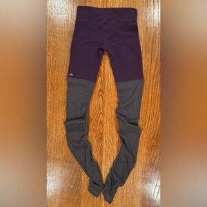 Alo Yoga Goddess Leggings – Purple/Charcoal – Fits Like Small